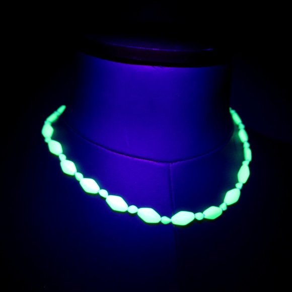 Uranium glass bead necklace - Picture 1 of 10